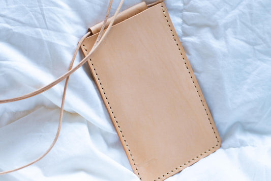 Minimalistische Handy-Crossbody-Tasche | 100% pflanzlich gegerbtes Leder | Handmade & Langlebig
