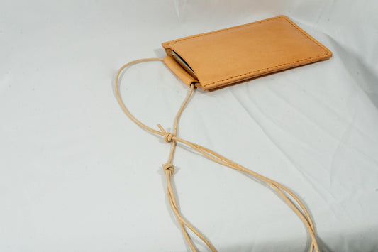 Minimalistische iPhone-Tasche aus Ital. Walpier-Leder | Handgenäht | Robuster Gurt | Platz für Karten & Bargeld