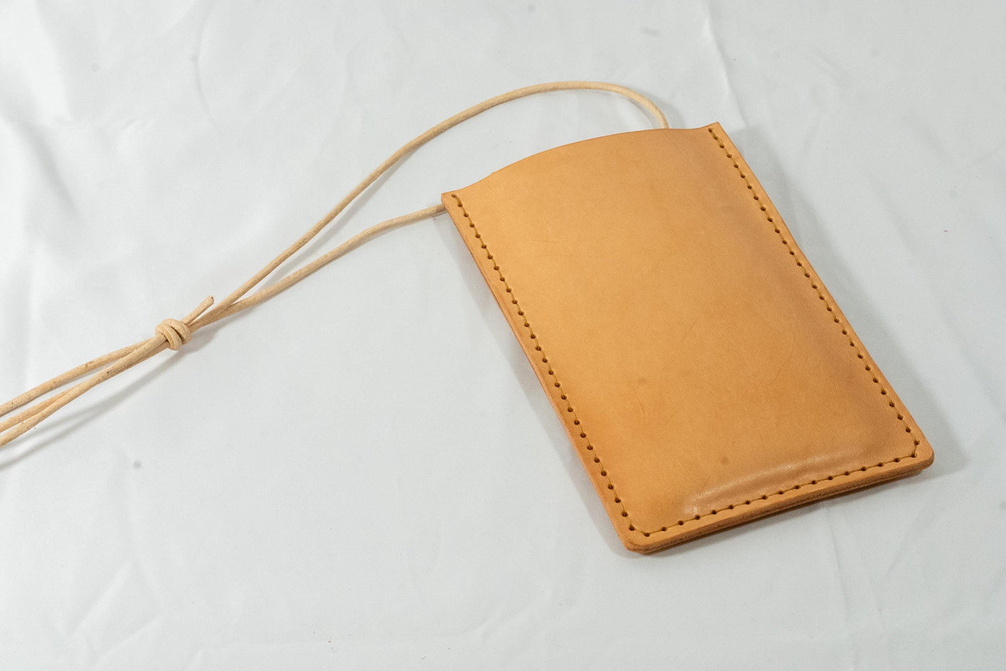 Minimalistische iPhone-Tasche aus Ital. Walpier-Leder | Handgenäht | Robuster Gurt | Platz für Karten & Bargeld