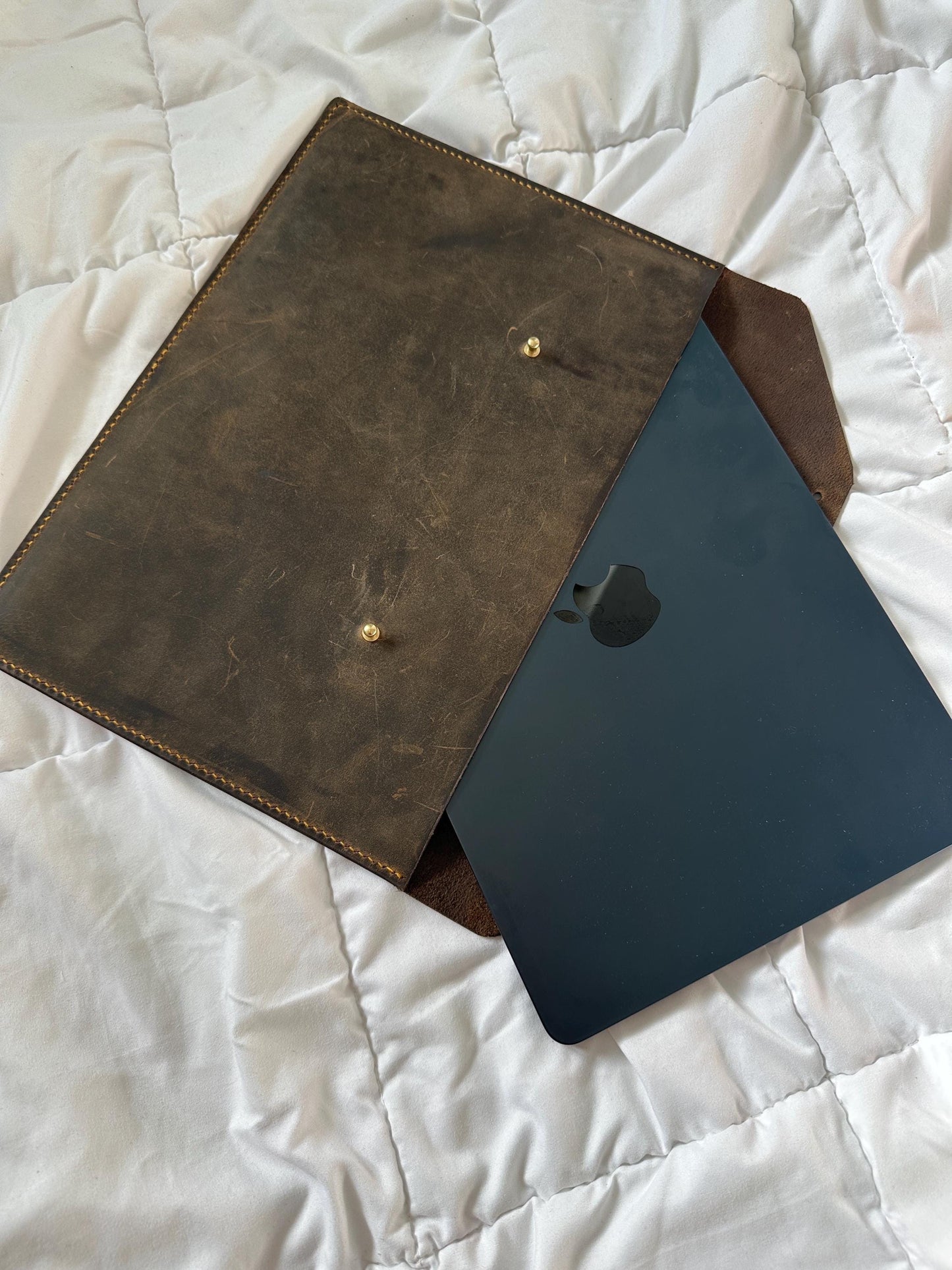 Lederhülle für Mac Book 13 Zoll, 14 Zoll, 15 Zoll und 16 Zoll | Handgenäht MacBookhülle | premium Leder aus den USA