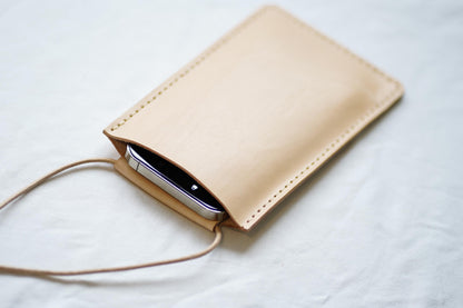 Minimalistische Handy-Crossbody-Tasche | 100% pflanzlich gegerbtes Leder | Handmade & Langlebig
