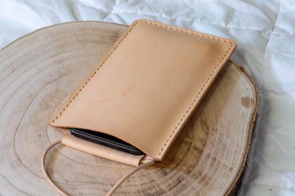 Minimalistische Handy-Crossbody-Tasche | 100% pflanzlich gegerbtes Leder | Handmade & Langlebig