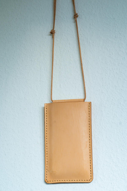 Minimalistische Handy-Crossbody-Tasche | 100% pflanzlich gegerbtes Leder | Handmade & Langlebig