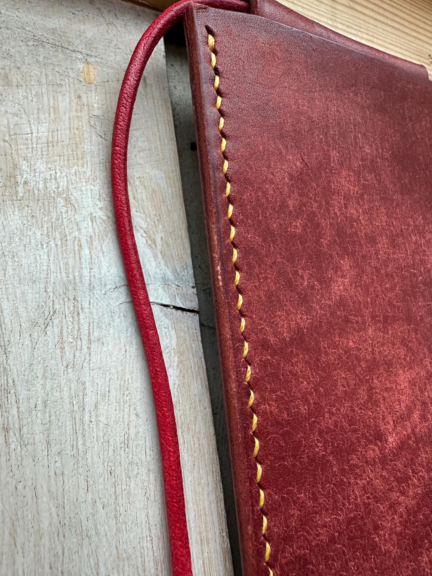 Handgemachte Leder-Handyhülle für iPhone | Crossbody-Tasche aus pflanzlich gegerbtem Leder aus Italien l Handgenäht