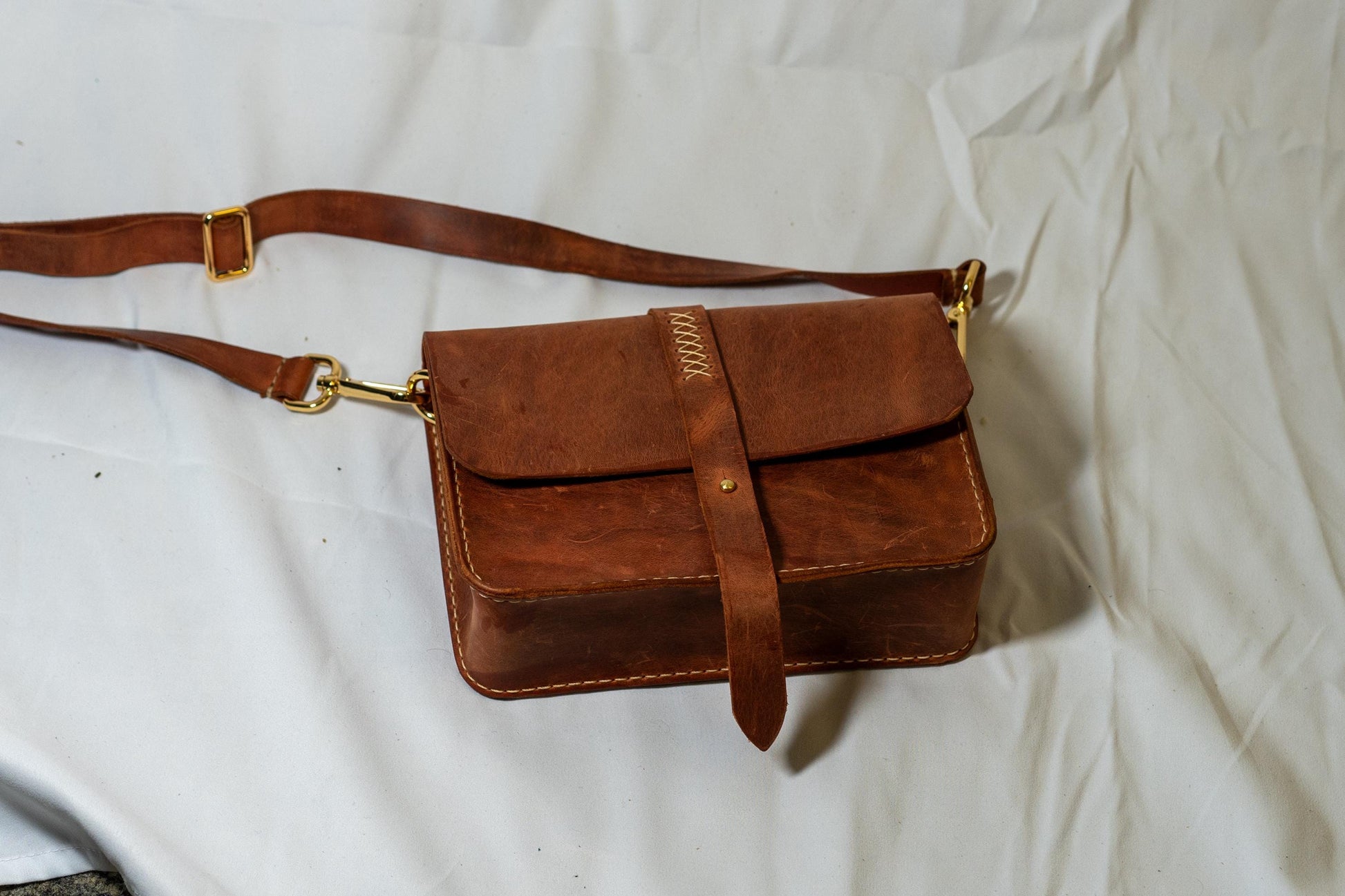 Handgenäht Crossbody Bag Umhängetasche aus echtem Leder. 100 Handgenäht