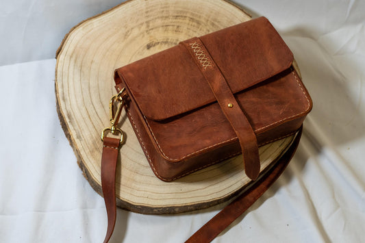 Handgenäht Crossbody Bag Umhängetasche aus echtem Leder. 100 Handgenäht