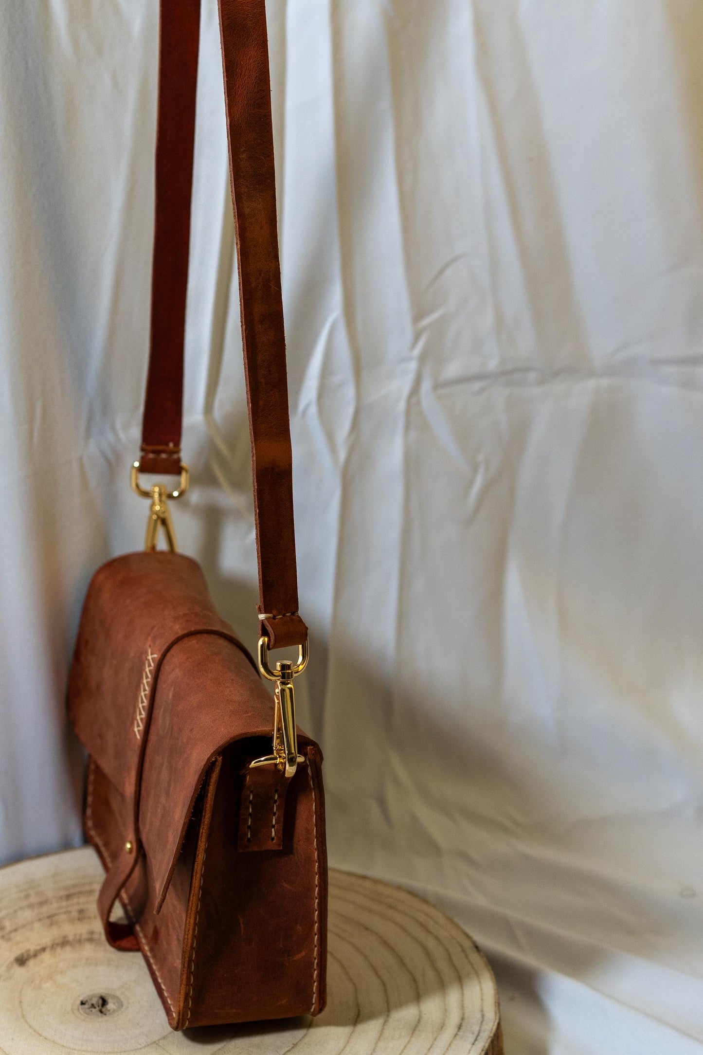 Handgenäht Crossbody Bag Umhängetasche aus echtem Leder. 100 Handgenäht