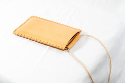 Minimalistische iPhone-Tasche aus Ital. Walpier-Leder | Handgenäht | Robuster Gurt | Platz für Karten & Bargeld