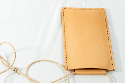 Minimalistische iPhone-Tasche aus Ital. Walpier-Leder | Handgenäht | Robuster Gurt | Platz für Karten & Bargeld