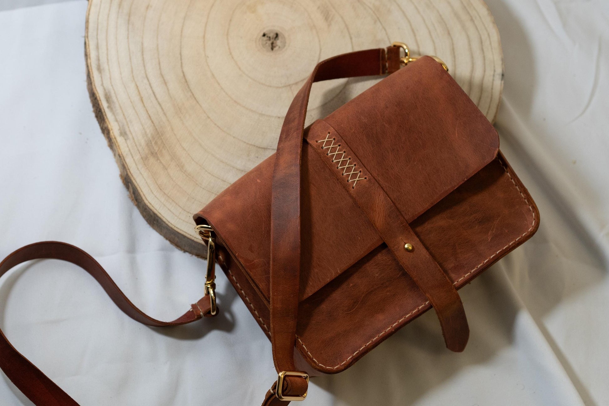 Handgenäht Crossbody Bag Umhängetasche aus echtem Leder. 100 Handgenäht