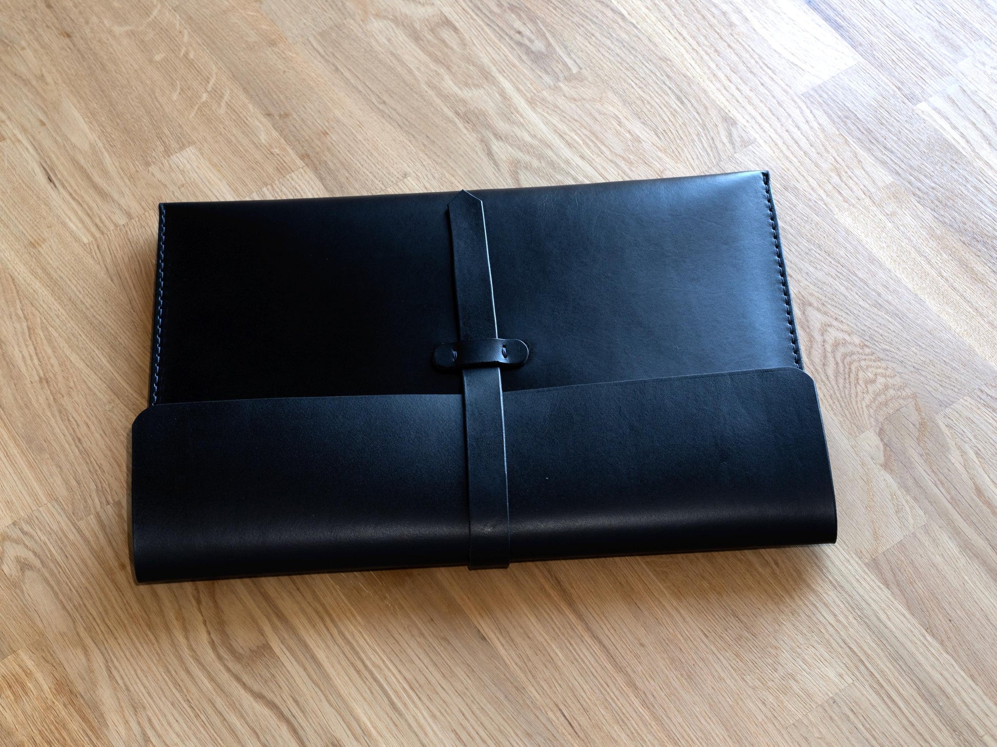 MacBook Lederhülle Notebook Hülle mit Klappe Laptop Sleeve minimalistische MacBook Hülle | 13", 14", 15", 16" Notebook 17 Schwarz
