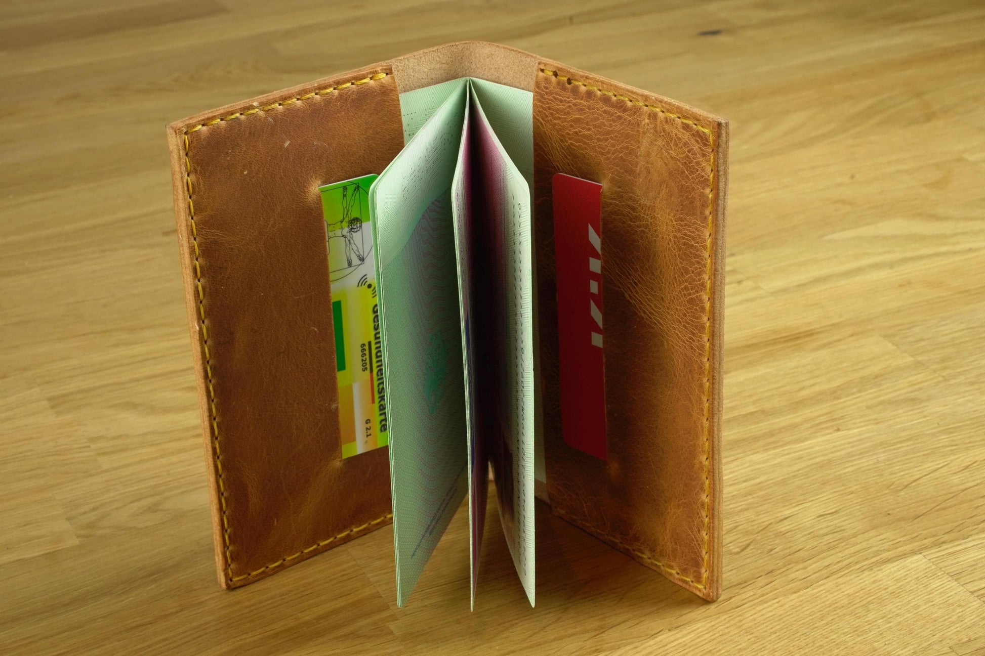 All-in-One-Lederetui: Passhülle, Feldnotizen-Cover & Brieftasche | Handmade Geschenkidee für den Sohn