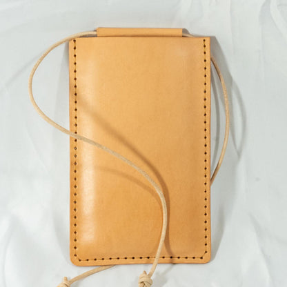 Minimalistische iPhone-Tasche aus Ital. Walpier-Leder | Handgenäht | Robuster Gurt | Platz für Karten & Bargeld