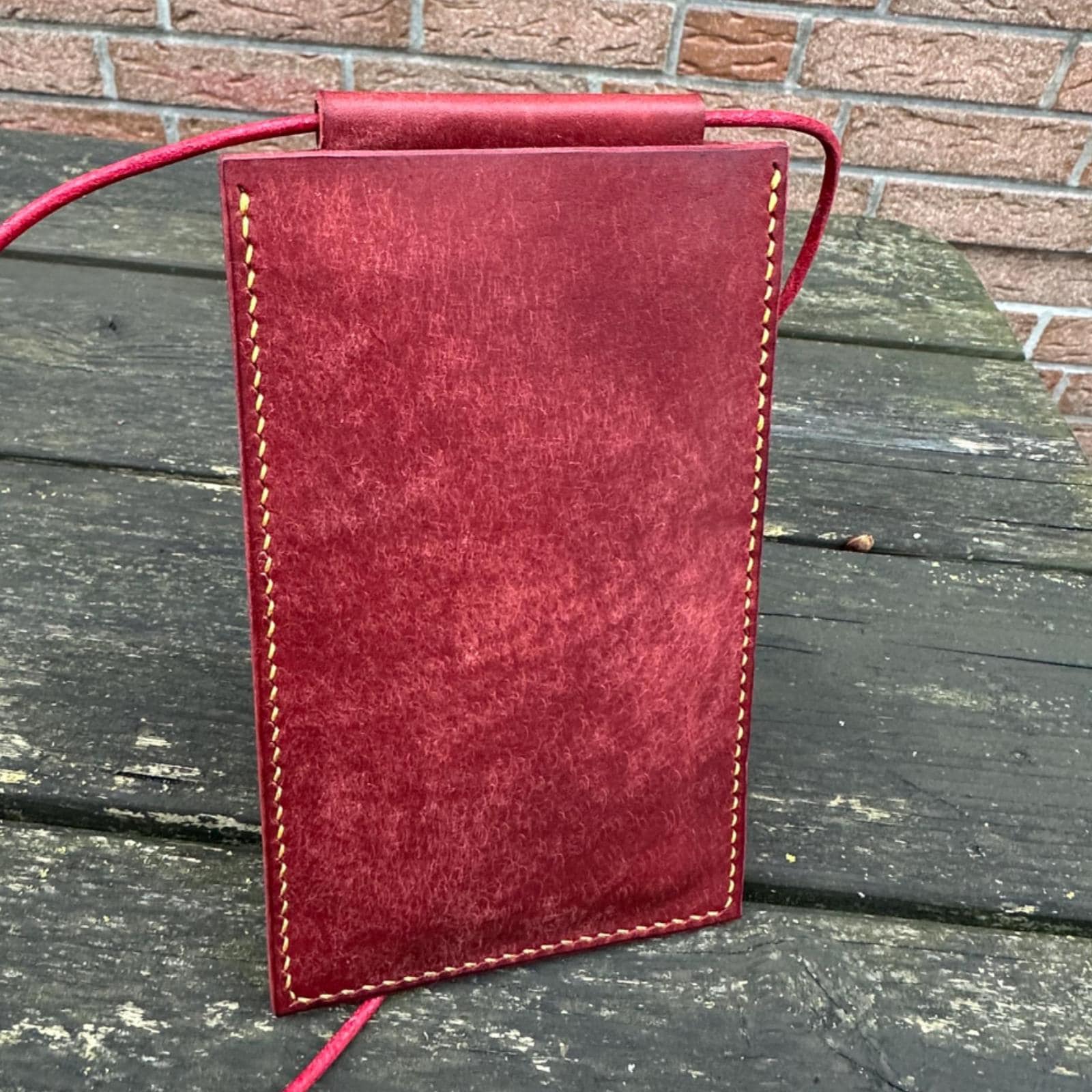 Handgemachte Leder-Handyhülle für iPhone | Crossbody-Tasche aus pflanzlich gegerbtem Leder aus Italien l Handgenäht